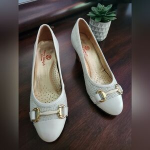 Marc Jacob white pumps
